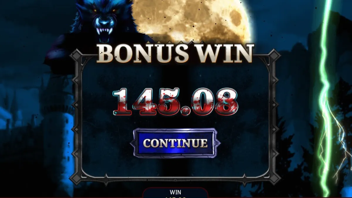 Cenário gótico do slot Fang & Fortune com vampiros e lobisomens.
